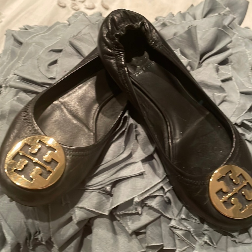Tory Burch ballerina flats in black with gold emblem